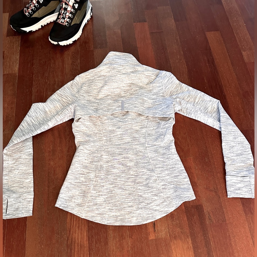 Lululemon zip fitted jacket, like new- never worn condition.